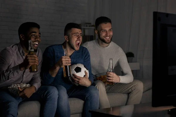 De ventilators van de voetbal. Vrienden juichen voor favoriete team thuis — Stockfoto