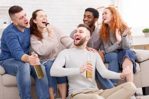 Amigos cantando karaoke, fazendo festa em casa — Fotografia de Stock