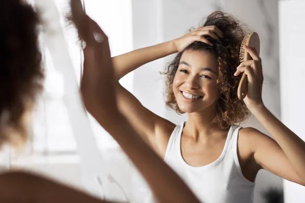 Zorg voor krullend haar concept — Stockfoto