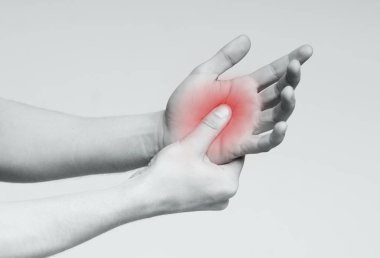 Palm ağrısı durdurmak için adam el Masaj