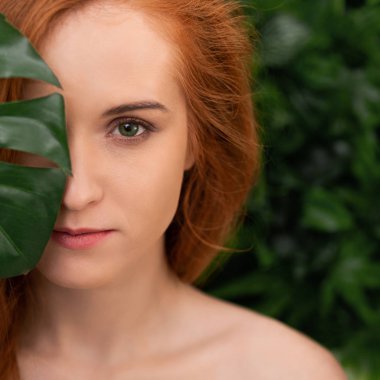 Yavaşça çene dokunmadan doğal Kızıl saçlı çekici kadın