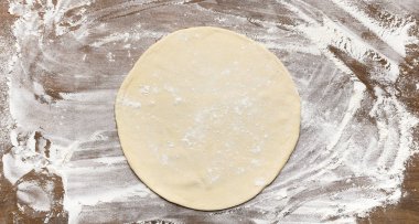 Unlu yüzeyde pizza hamur haddelenmiş ham