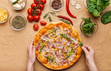 Ev yapımı pizza. Kadın roket salata pizza için ekleme