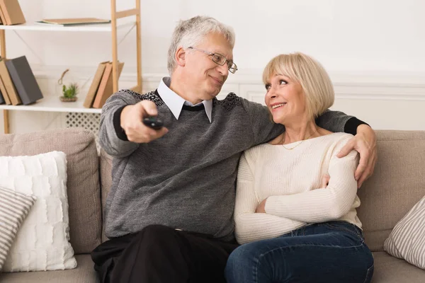 Entspanntes Senioren-Paar schaut zu Hause fern — Stockfoto