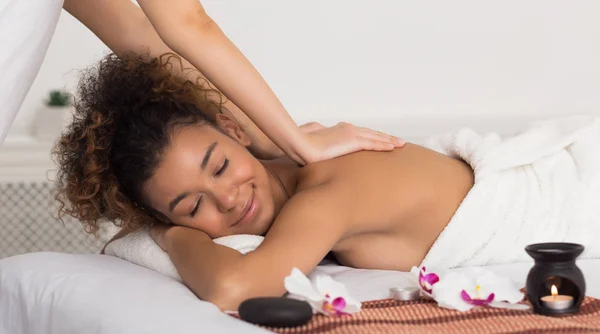 Masażysta robi masaż pleców w salonie spa — Zdjęcie stockowe