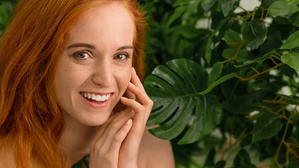 Mujer joven con sonrisa perfecta con fondo de naturaleza verde — Foto de Stock