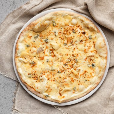 Peynirli pizza kıyılmış fındık closeup ile dekore edilmiştir.