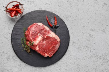 Ham sığır eti. Büyük parça et chop gemide