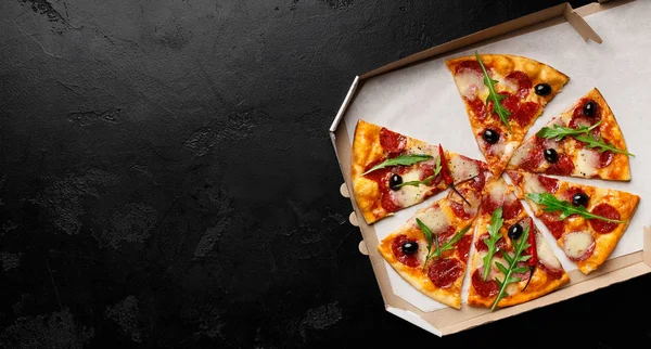 Scheiben hausgemachte Pizza im Lieferkarton — Stockfoto