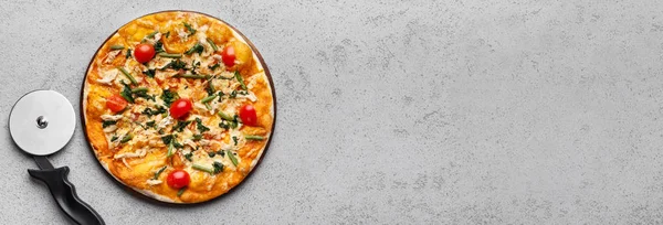 Forró pizza rakéta salátával és koktélparadicsommal — Stock Fotó