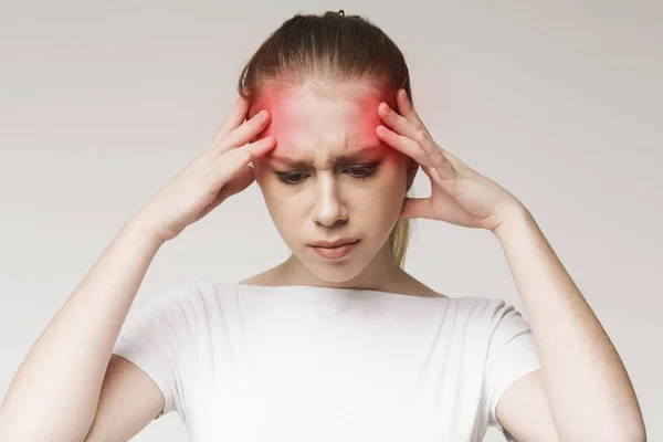 Mujer que sufre de dolor de cabeza, tocando sus sienes — Foto de Stock