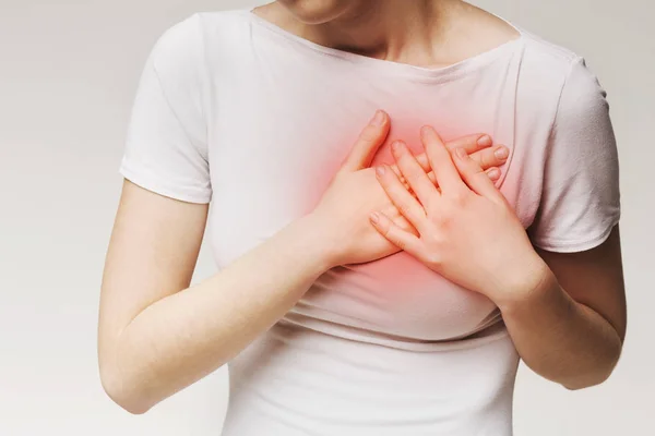 Jonge vrouw die lijdt aan ernstige pijn op de borst — Stockfoto