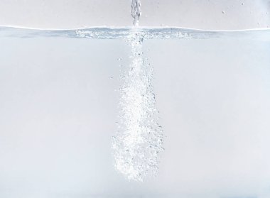 Hava kabarcıkları ile su akan