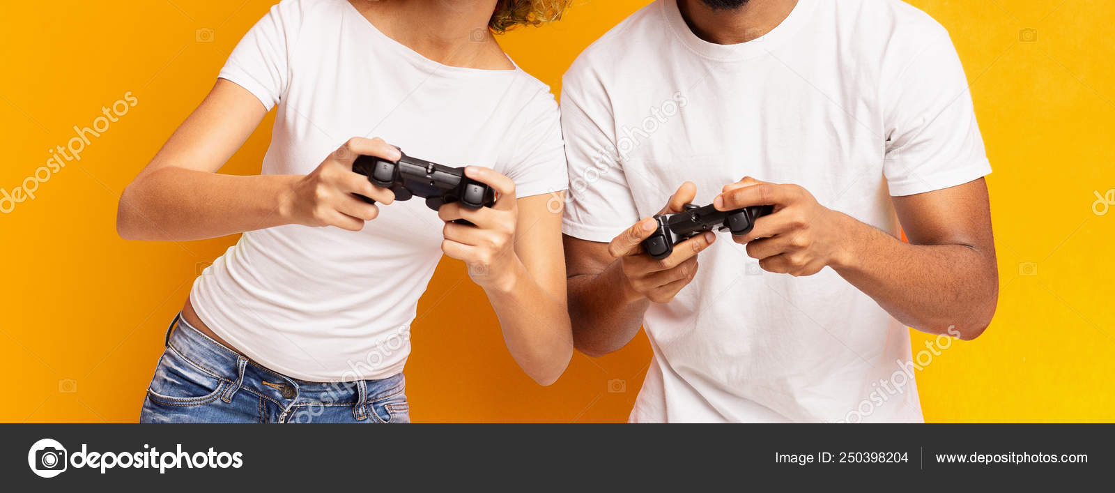 Alegre namorado e namorada jogando videogame para ganhar. casal