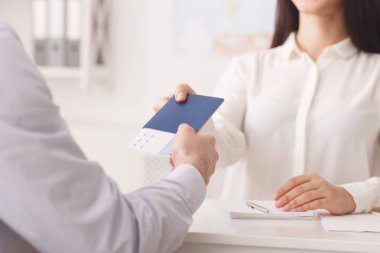 Turizm Seyahat Acentası bilet alarak Passport'a