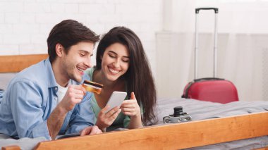 Sevgi dolu çift rezervasyon Bilet telefon ve kredi kartı kullanma