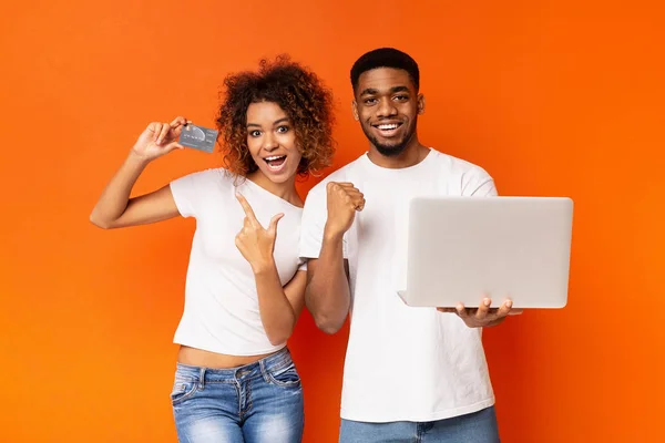 Paar kauft online auf Laptop mit Kreditkarte ein — Stockfoto