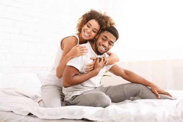 Щаслива пара фліртує вранці на зручному ліжку — стокове фото