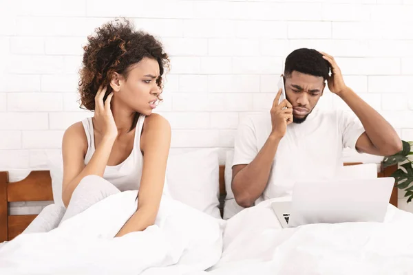 Young attractive woman feeling unsatisfied and frustrated in bed — Stock Photo, Image