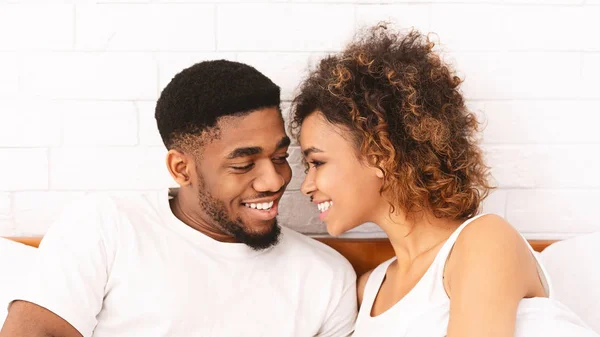 Amante casal negro relaxante na cama em casa — Fotografia de Stock