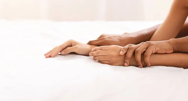 Preto homem e mulher mãos fazendo sexo na cama — Fotografia de Stock