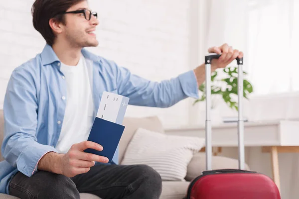 Hombre feliz con pasaporte y billete en casa — Foto de Stock