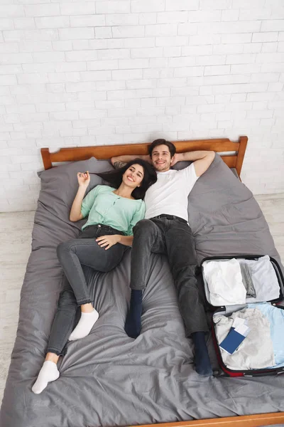 Mladý pár, příprava na líbánky, ležící na posteli — Stock fotografie