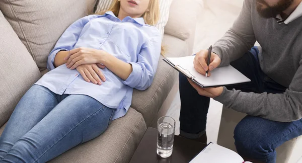 Paciente acostado en el sofá en terapia pcychological — Foto de Stock