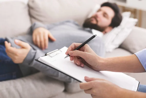 Paciente acostado en el sofá en terapia pcychological — Foto de Stock