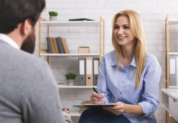 Psychologist having session with patient in office — Stock Photo, Image