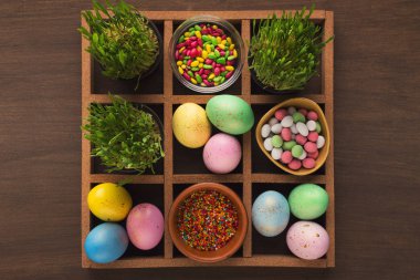 Paskalya kompozisyon koyu arka plan üzerinde