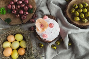 Geleneksel Paskalya tatlı pasta ve renkli yumurta
