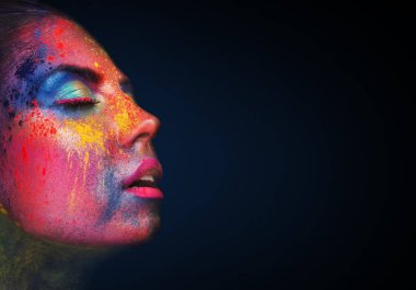 Parlak renkli makyaj ile şehvetli kadın