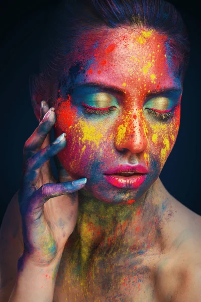 Sinnliches Frauenporträt mit leuchtendem Kunst-Make-up — Stockfoto