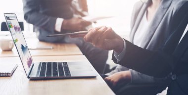 Yöneticiler toplantısında laptop yeni proje tartışıyor