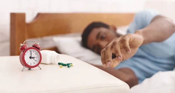 아프리카계 미국인 남자 침대에 불면증 고통 — 스톡 사진