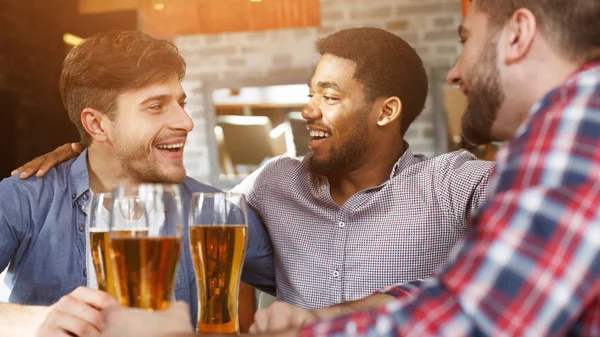 Лучшие друзья встречаются и общаются в баре — стоковое фото