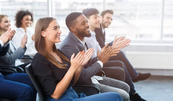 Business seminarium. Kollegor som klappar händerna i office — Stockfoto
