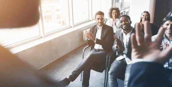 Equipo de negocios escuchando al orador en la reunión — Foto de Stock