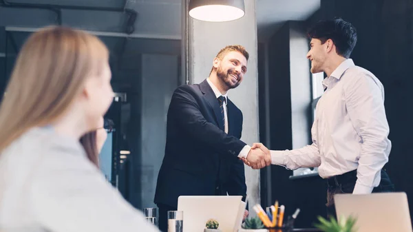 Hombre de negocios dando la bienvenida a nuevo empleado, estrechando las manos — Foto de Stock