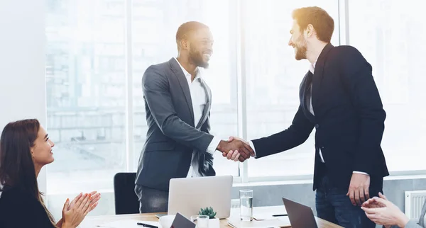 Chefe receber novo funcionário e apertar a mão — Fotografia de Stock