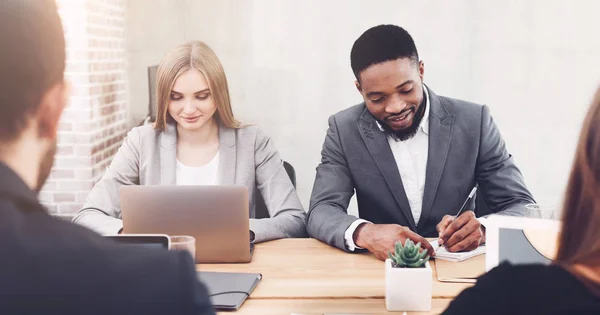 Gerentes que trabajan en la oficina, utilizando el ordenador portátil y escribir ideas —  Fotos de Stock