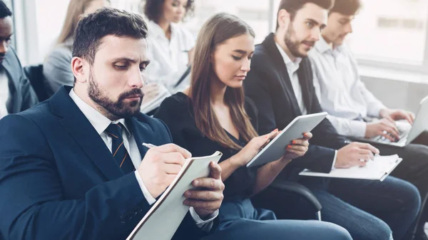 Mensen uit het bedrijfsleven maken van notities tijdens educatieve seminar — Stockfoto