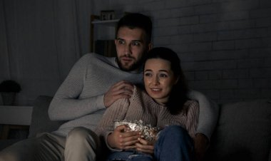Gece geç saatlerde korku filmi izlerken Çift
