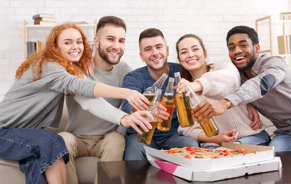 Fiesta en casa. Amigos comiendo pizza y bebiendo cerveza — Foto de Stock