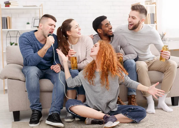 Fiesta en casa. Amigos cantando juntos, divirtiéndose — Foto de Stock