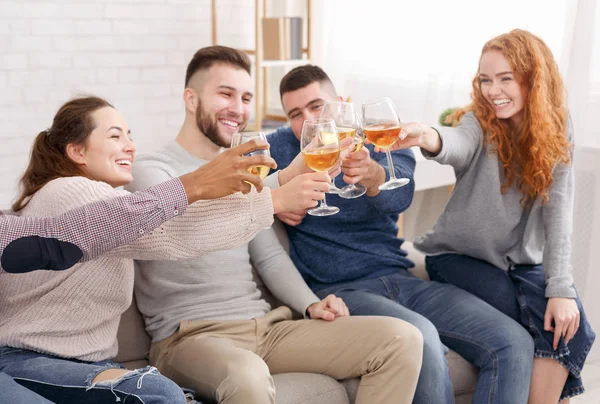 Freunde feiern Treffen, klappern zu Hause Weingläser — Stockfoto