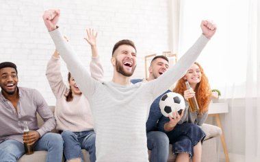 TV'de futbol izlerken mutlu futbol taraftarları