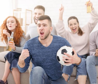Futbol hayranları favori takım zaferi kutluyor