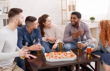 Pizza yemek ve evde konuşmak mutlu arkadaşlar